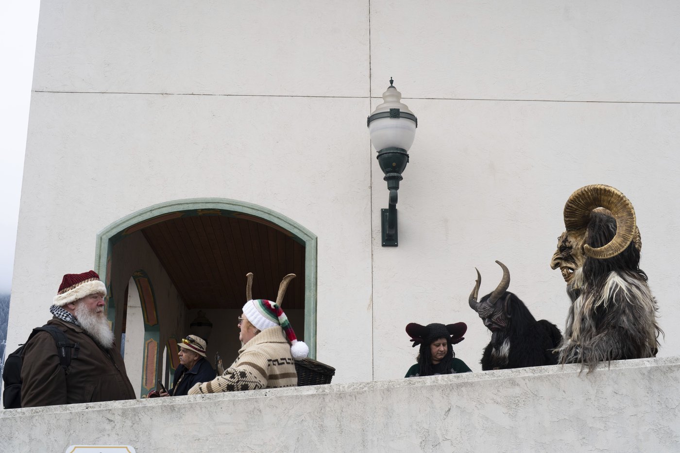 Magic and lights draw crowds to an alpine village in Washington state for Christmas | iNFOnews.ca
