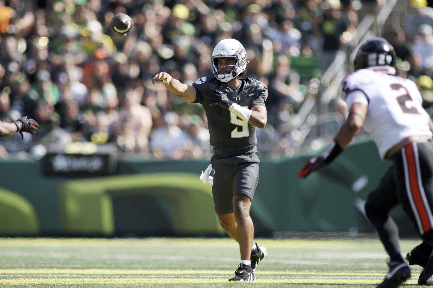 Moore throws career-best 4 TDs and No. 6 Oregon beats rival Oregon State | iNFOnews.ca