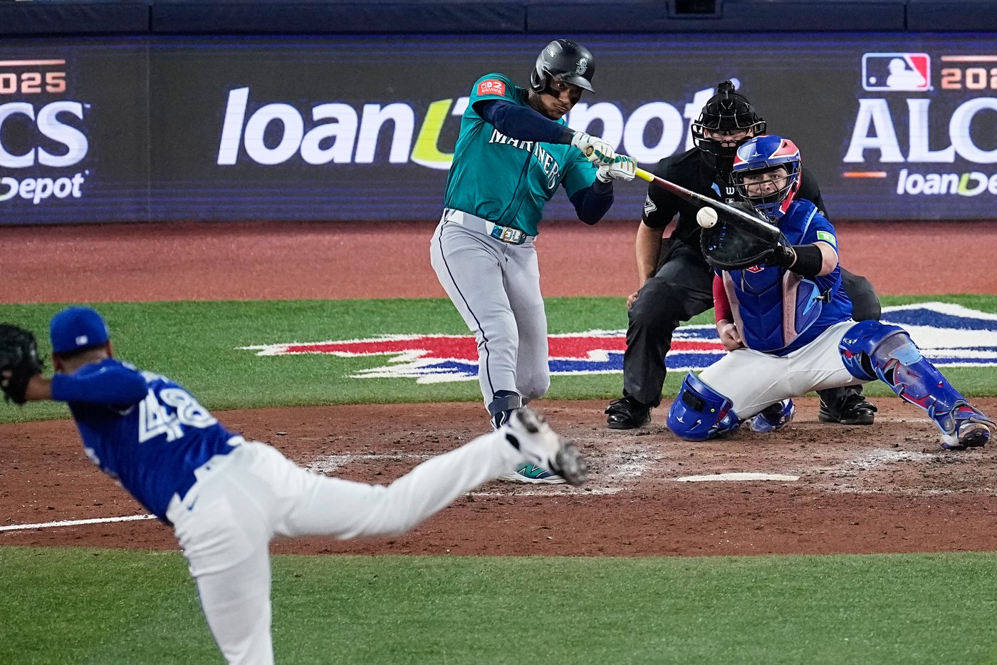 Raleigh homers, Polanco drives in 2 runs and Mariners beat Blue Jays 3-1 in ALCS opener | iNFOnews.ca