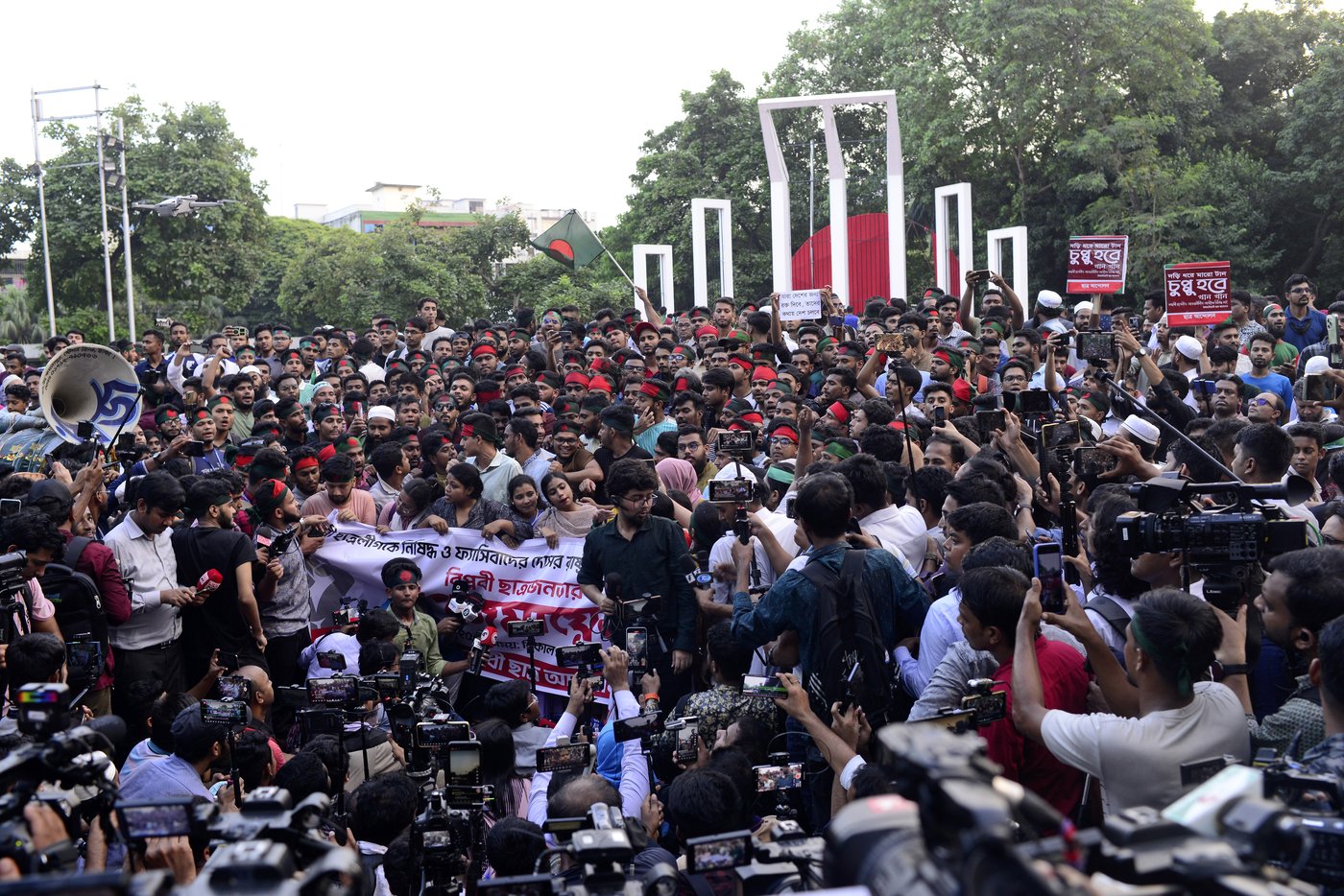 Fresh tension grips Bangladesh as student protesters demand president's resignation | iNFOnews.ca
