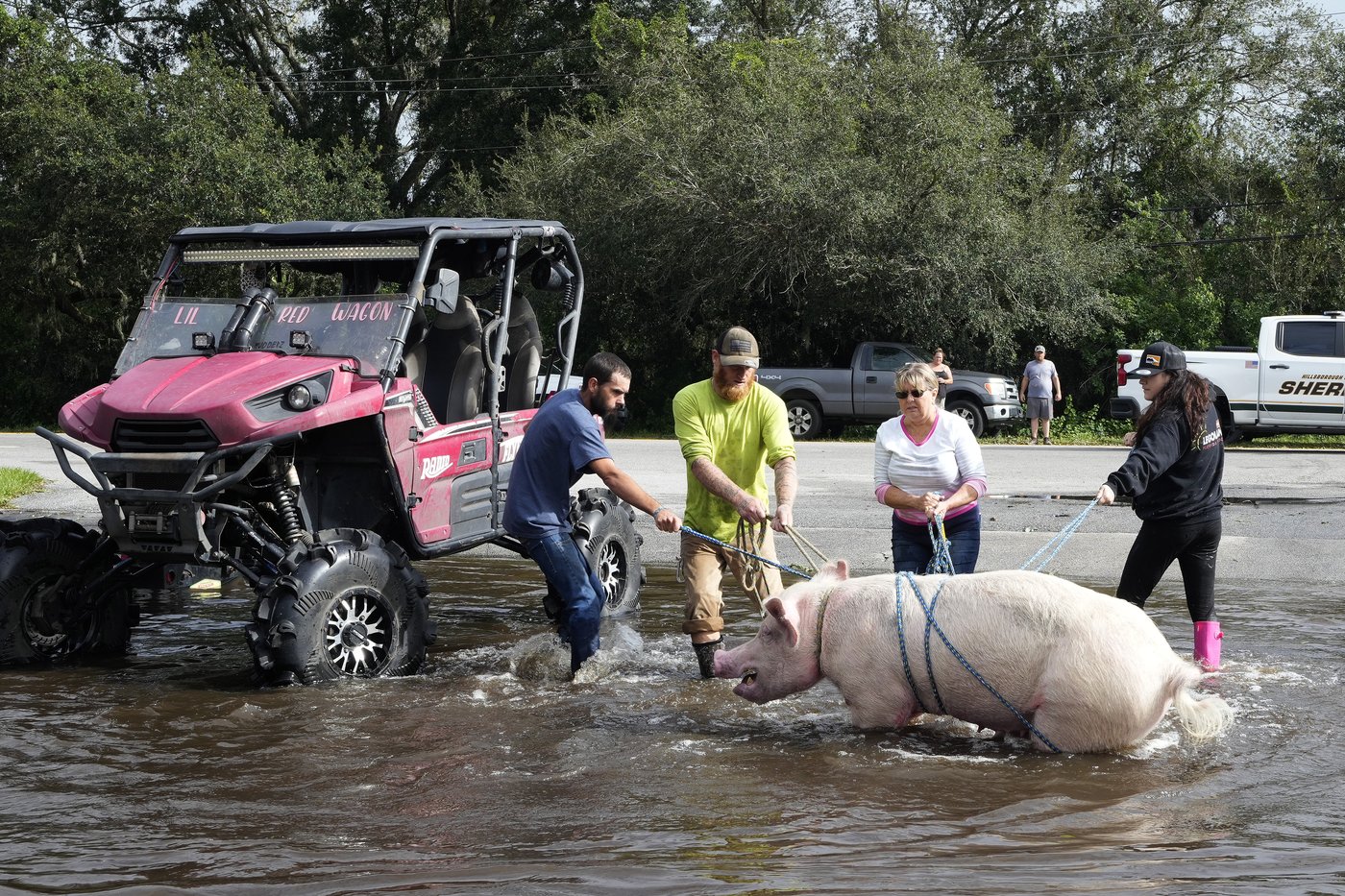 Residents slog through flooded streets, clear debris after Hurricane Milton tore through Florida | iNFOnews.ca