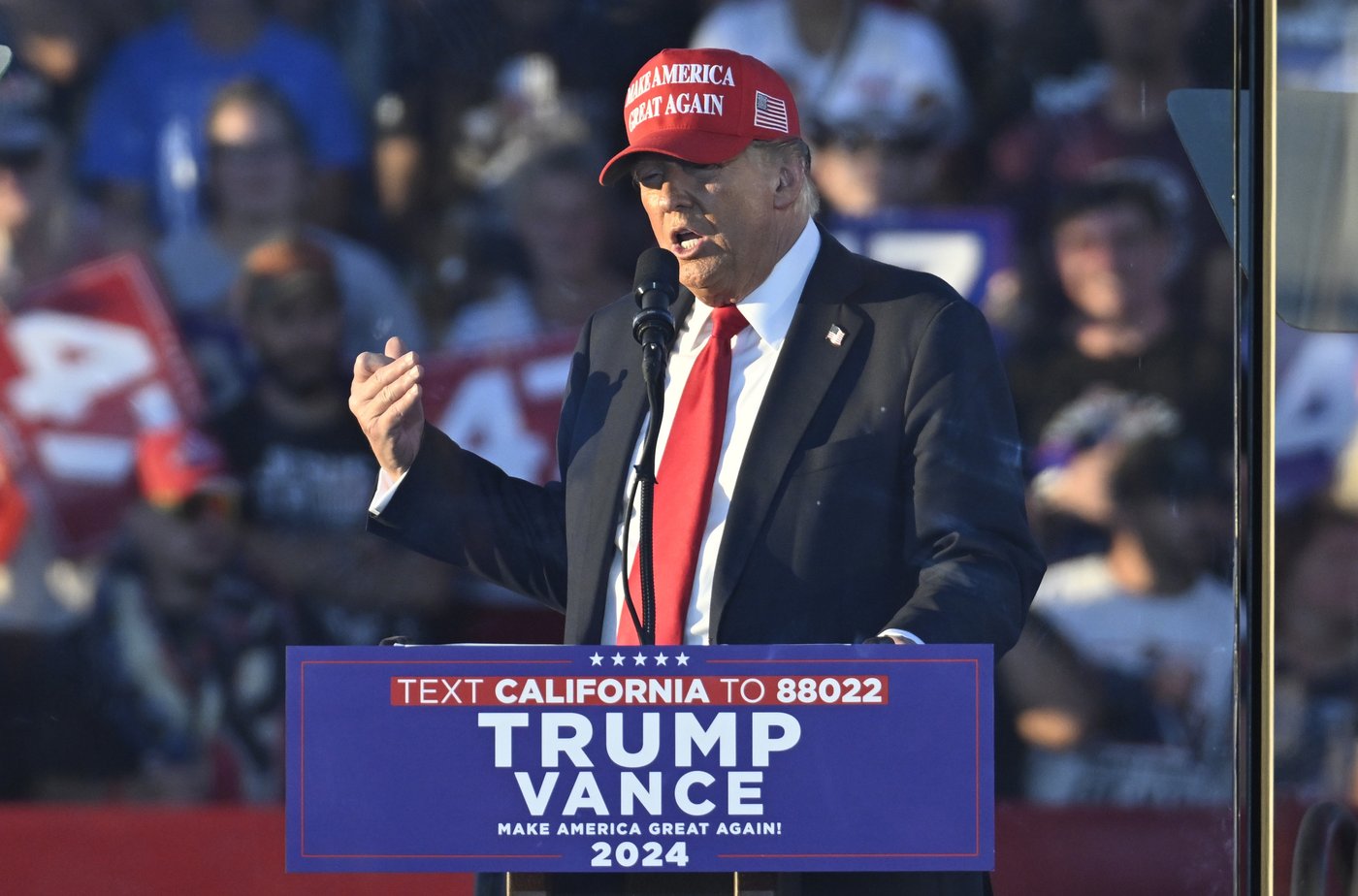 Trump suggests a protester may get 'the hell knocked out of her' by her parents | iNFOnews.ca Trump suggests a protester may get 'the hell knocked out of her' by her parents | iNFOnews.ca