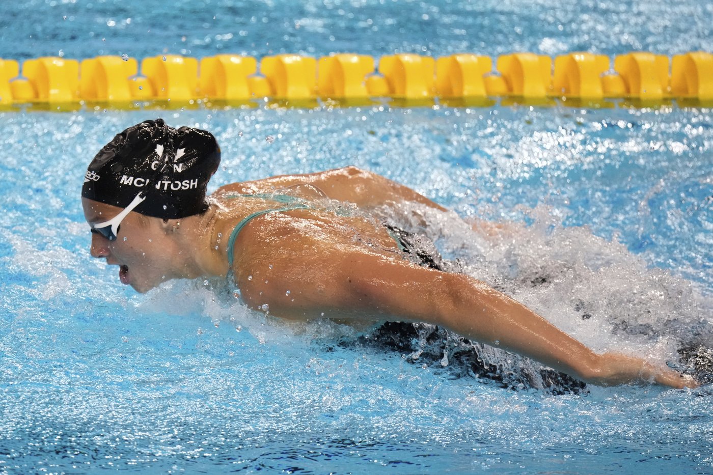 Canada's Summer McIntosh strikes gold again, closes in on history at swimming worlds | iNFOnews.ca