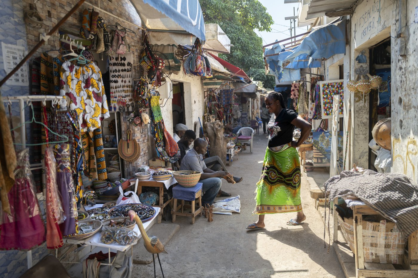 Senegalese artisans in the spotlight as they exhibit for the first time at a prestigious art event | iNFOnews.ca