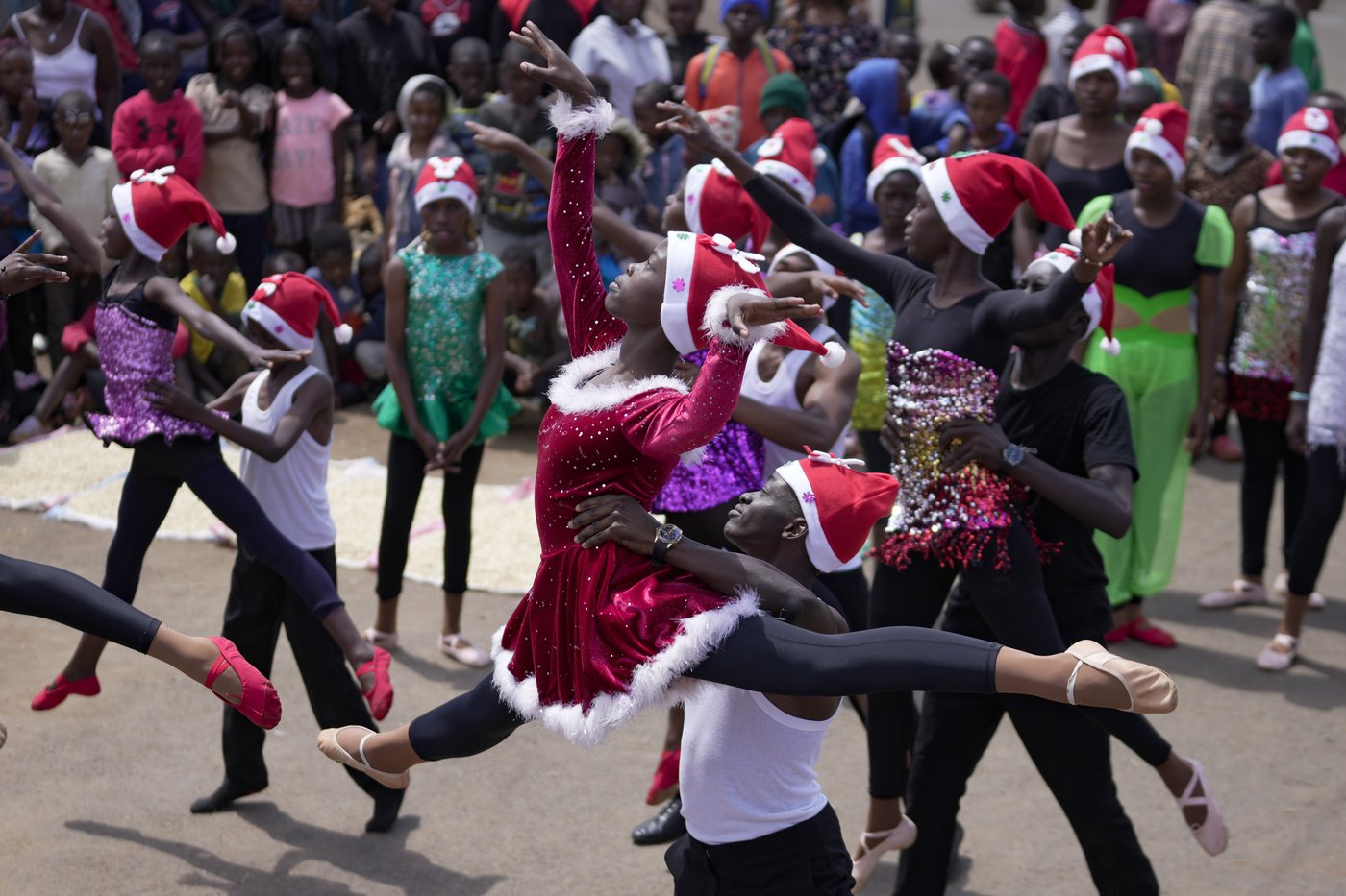 AP PHOTOS: Ballerinas turn one of Kenya's largest slums into a stage for a Christmas show | iNFOnews.ca