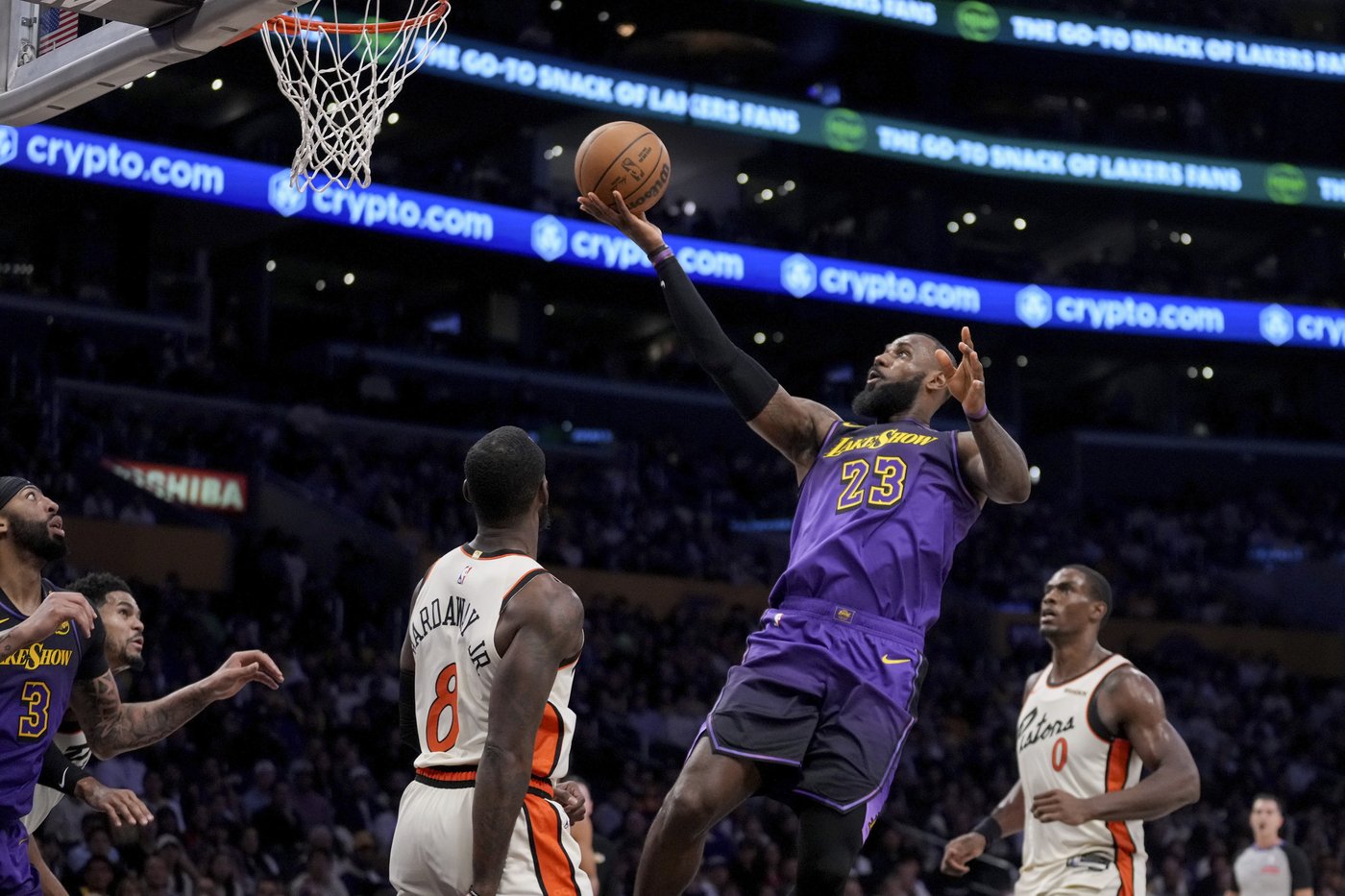 Pistons overcome LeBron's triple-double, beat Lakers 117-114 to sweep their season series | iNFOnews.ca