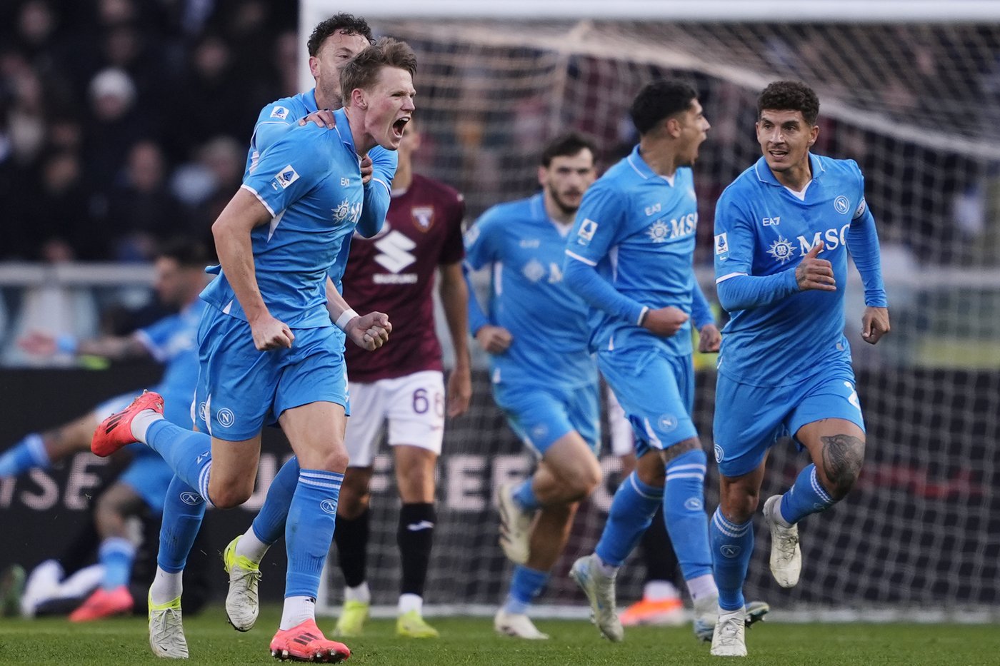 Serie A title race loses significance after Fiorentina player collapses on field | iNFOnews.ca Serie A title race loses significance after Fiorentina player collapses on field | iNFOnews.ca