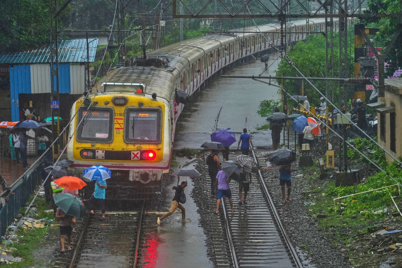 Photo of a stalled commuter train on a submerged track shows Mumbai’s frailties during monsoon | iNFOnews.ca