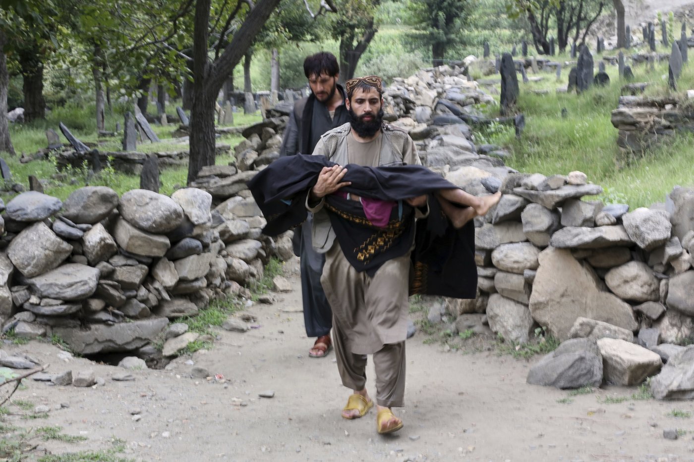 Earthquake in eastern Afghanistan destroys villages and kills 800 people, with 2,500 injured | iNFOnews.ca