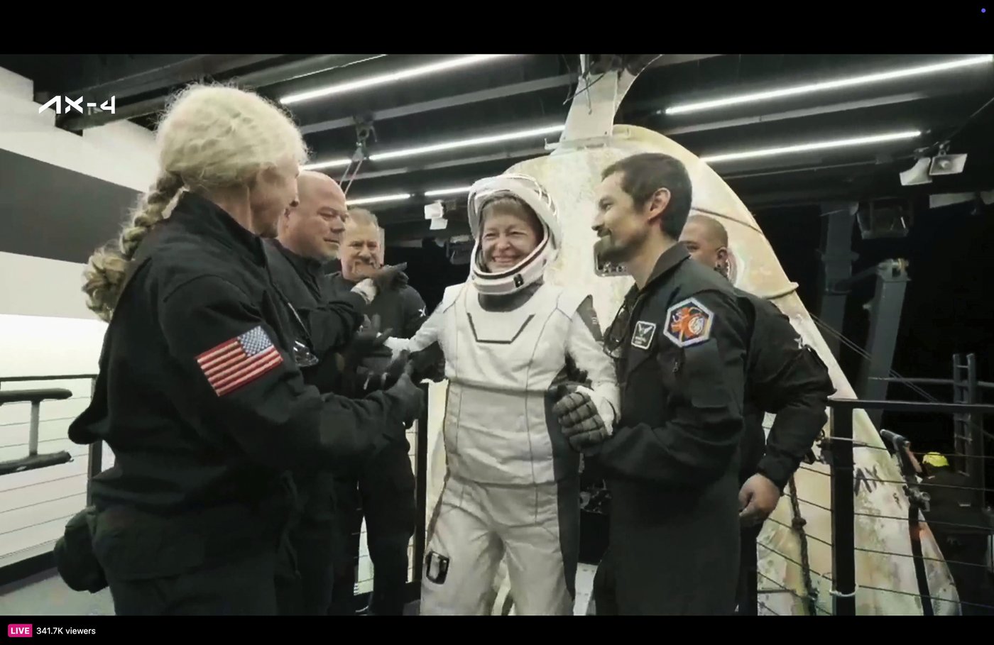 Private spaceflight ends with a Pacific splashdown for astronauts from India, Poland and Hungary | iNFOnews.ca Private spaceflight ends with a Pacific splashdown for astronauts from India, Poland and Hungary | iNFOnews.ca