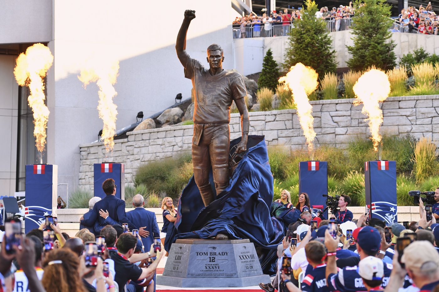 Patriots unveil statue of Tom Brady, QB who led them to 6 Super Bowl wins, before exhibition opener | iNFOnews.ca