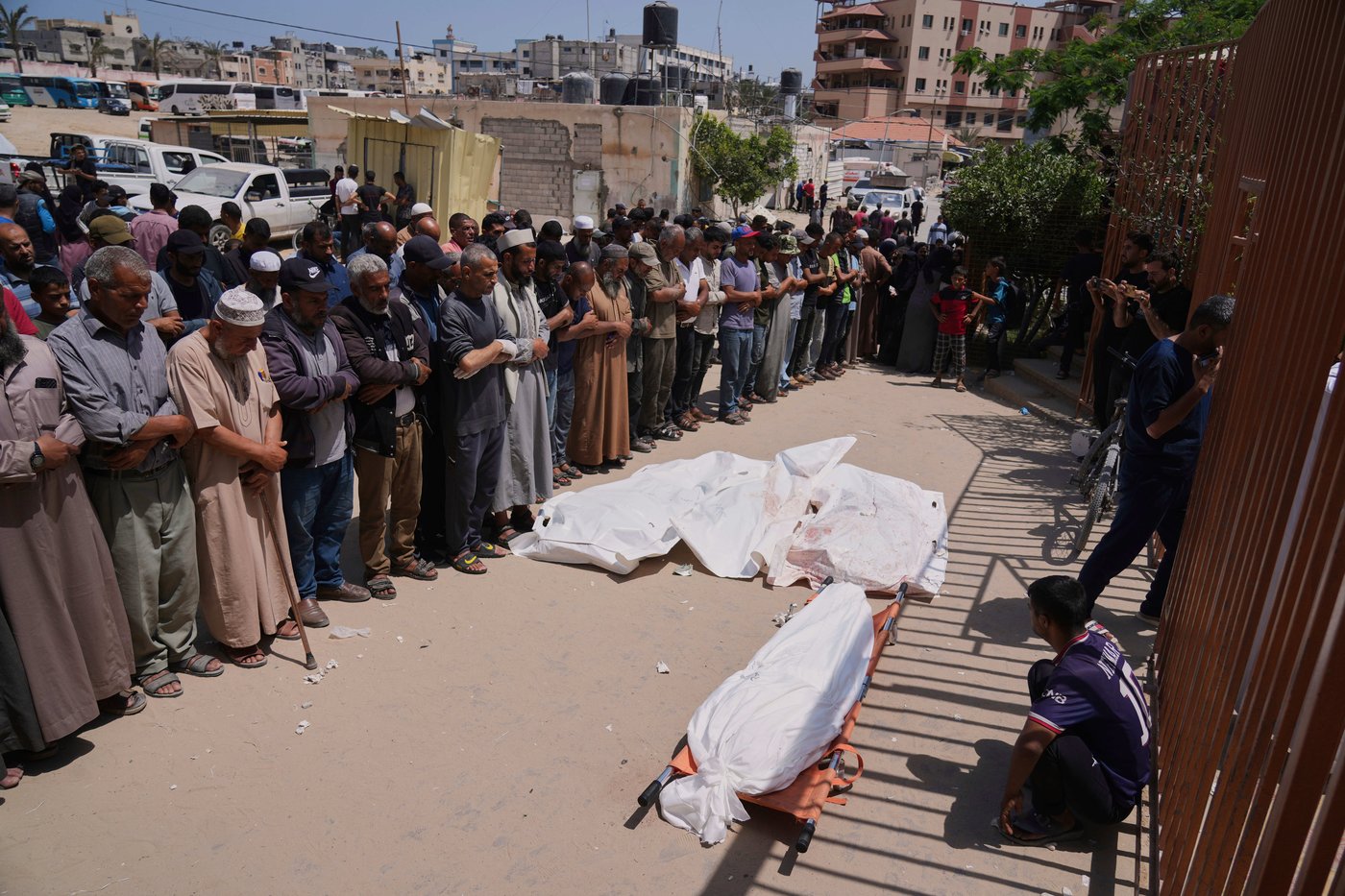 Israeli forces open fire a kilometer away from Gaza aid site, killing 3, health officials say | iNFOnews.ca