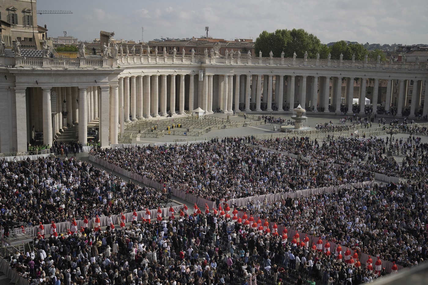 Catholic faithful pay their final respects to Pope Francis as public viewing begins | iNFOnews.ca Catholic faithful pay their final respects to Pope Francis as public viewing begins | iNFOnews.ca