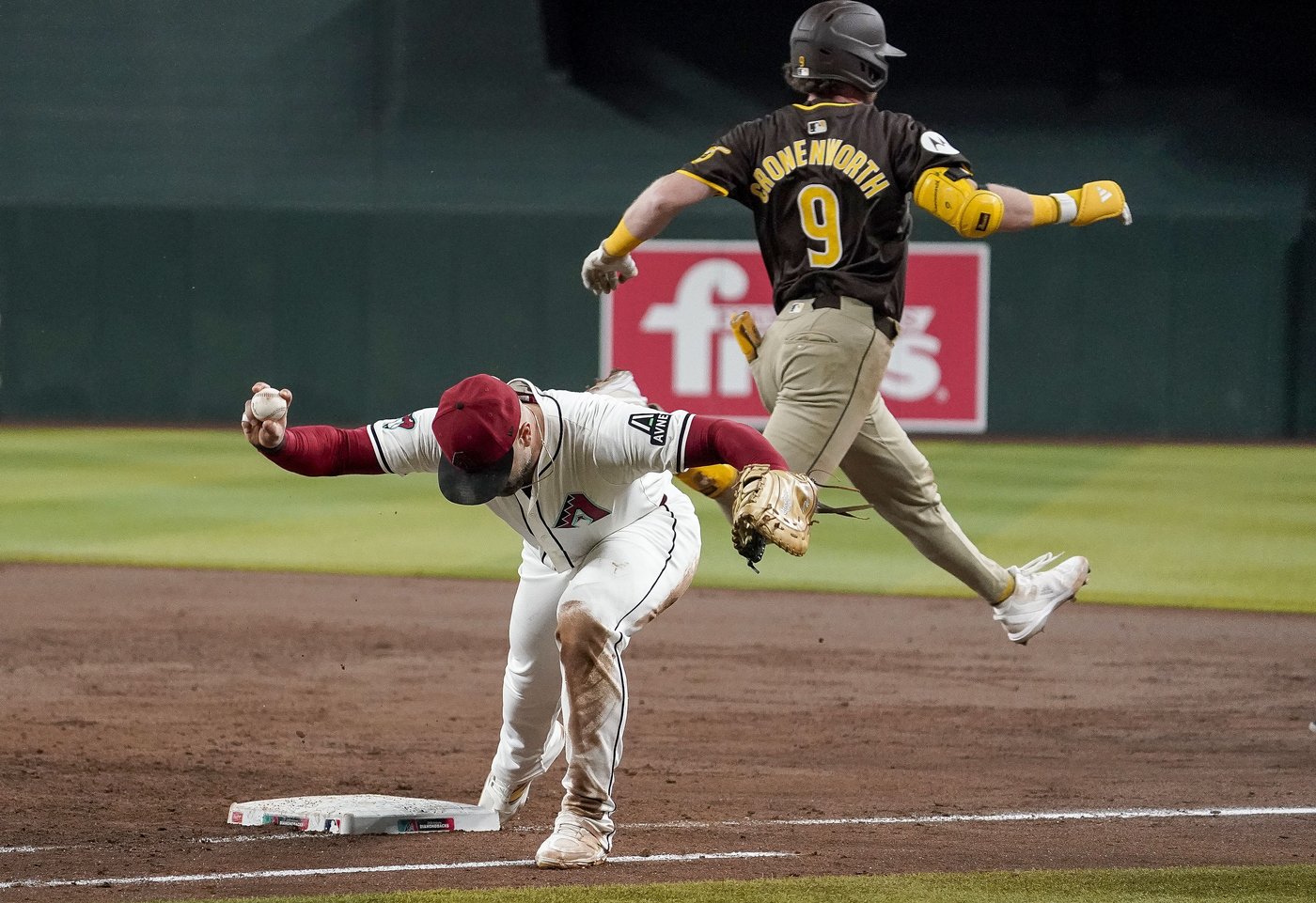 Diamondbacks rout Padres 11-2, await Mets-Braves doubleheader to find out playoff fate | iNFOnews.ca