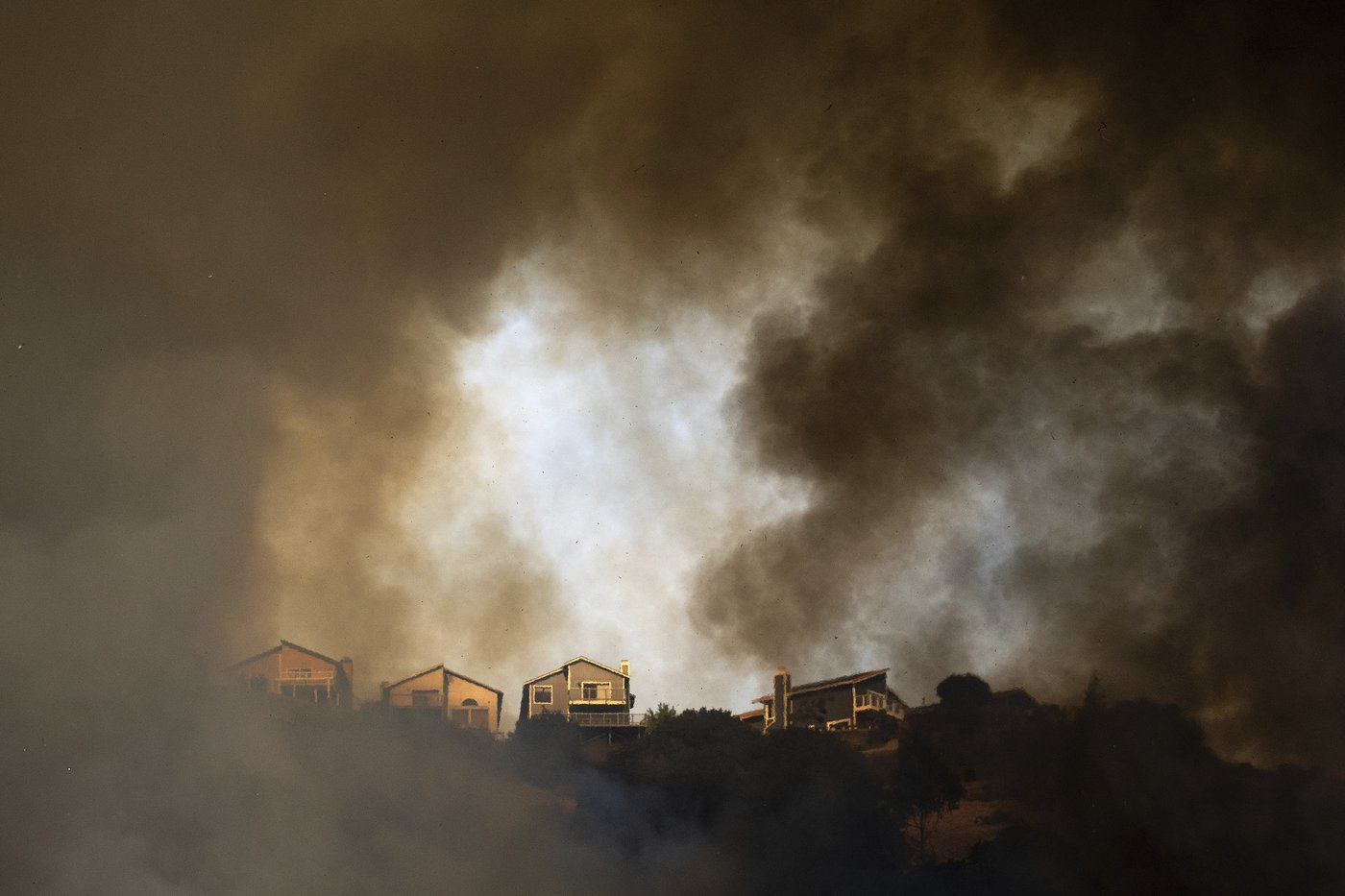 Smoke from climate-fueled wildfires contributed to thousands of US deaths over 15 years, study says | iNFOnews.ca