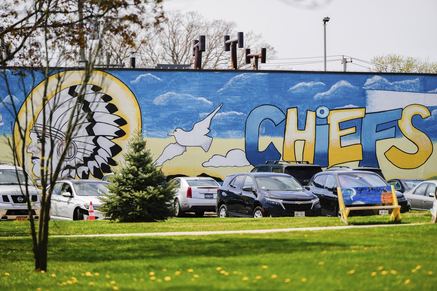 A town refuses to give up the school's Native American mascot - and gets Trump's support | iNFOnews.ca