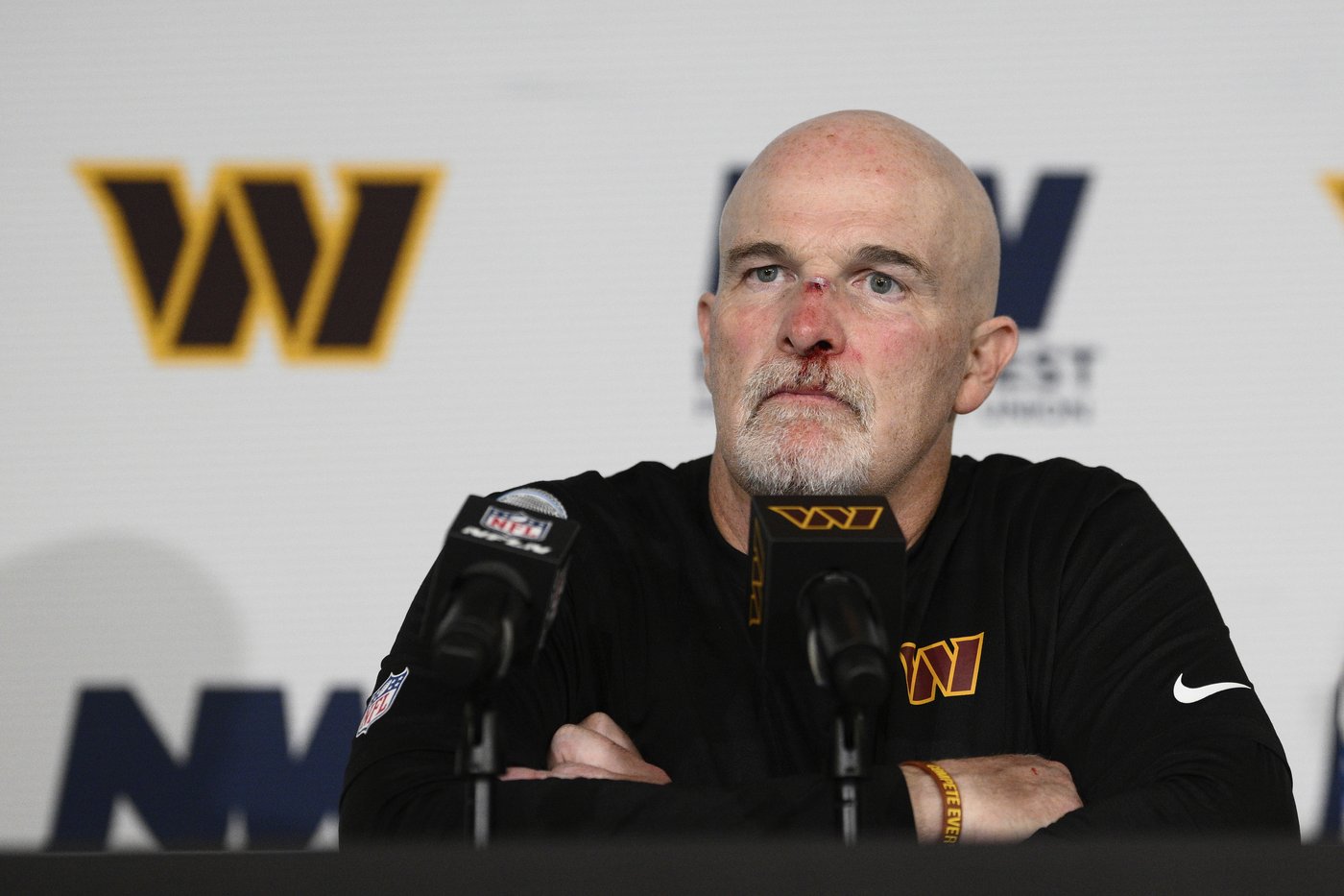 Commanders coach Dan Quinn bloodied in sideline collision with Marcus Mariota | iNFOnews.ca