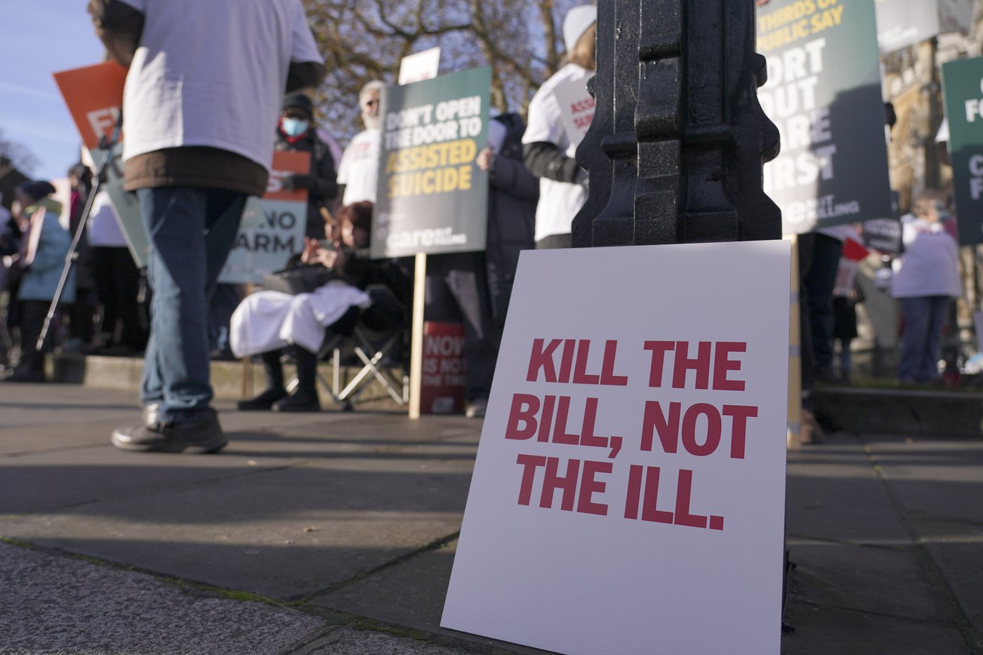 British lawmakers give initial approval to a bill to allow terminally ill adults to end their lives | iNFOnews.ca