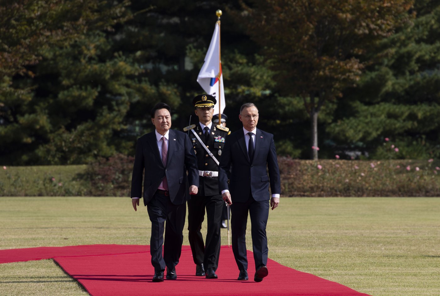 Trash carried by a North Korean balloon again falls on the presidential compound in Seoul | iNFOnews.ca Trash carried by a North Korean balloon again falls on the presidential compound in Seoul | iNFOnews.ca