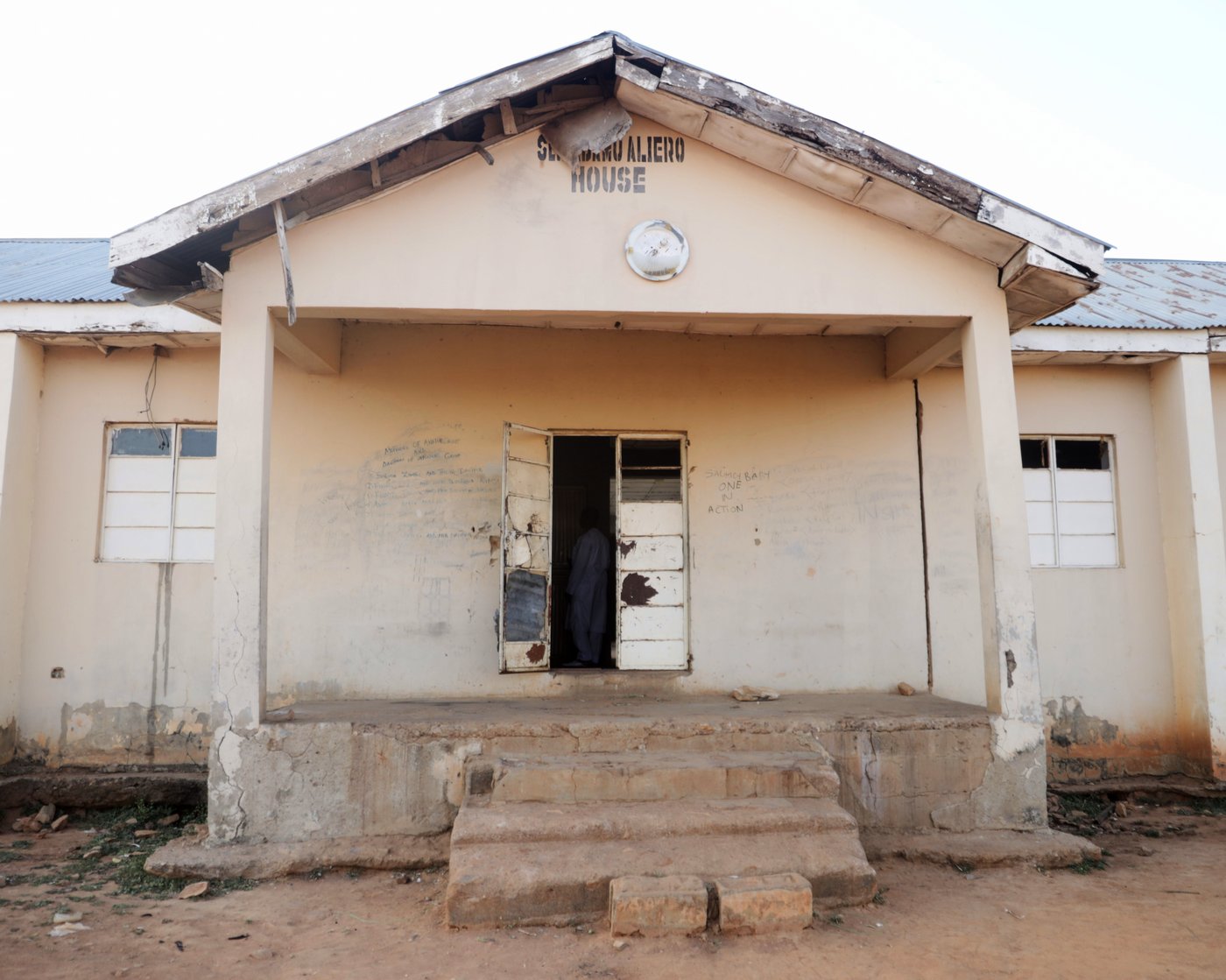 Gunmen abduct 25 girls from a high school in northwestern Nigeria | iNFOnews.ca Gunmen abduct 25 girls from a high school in northwestern Nigeria | iNFOnews.ca