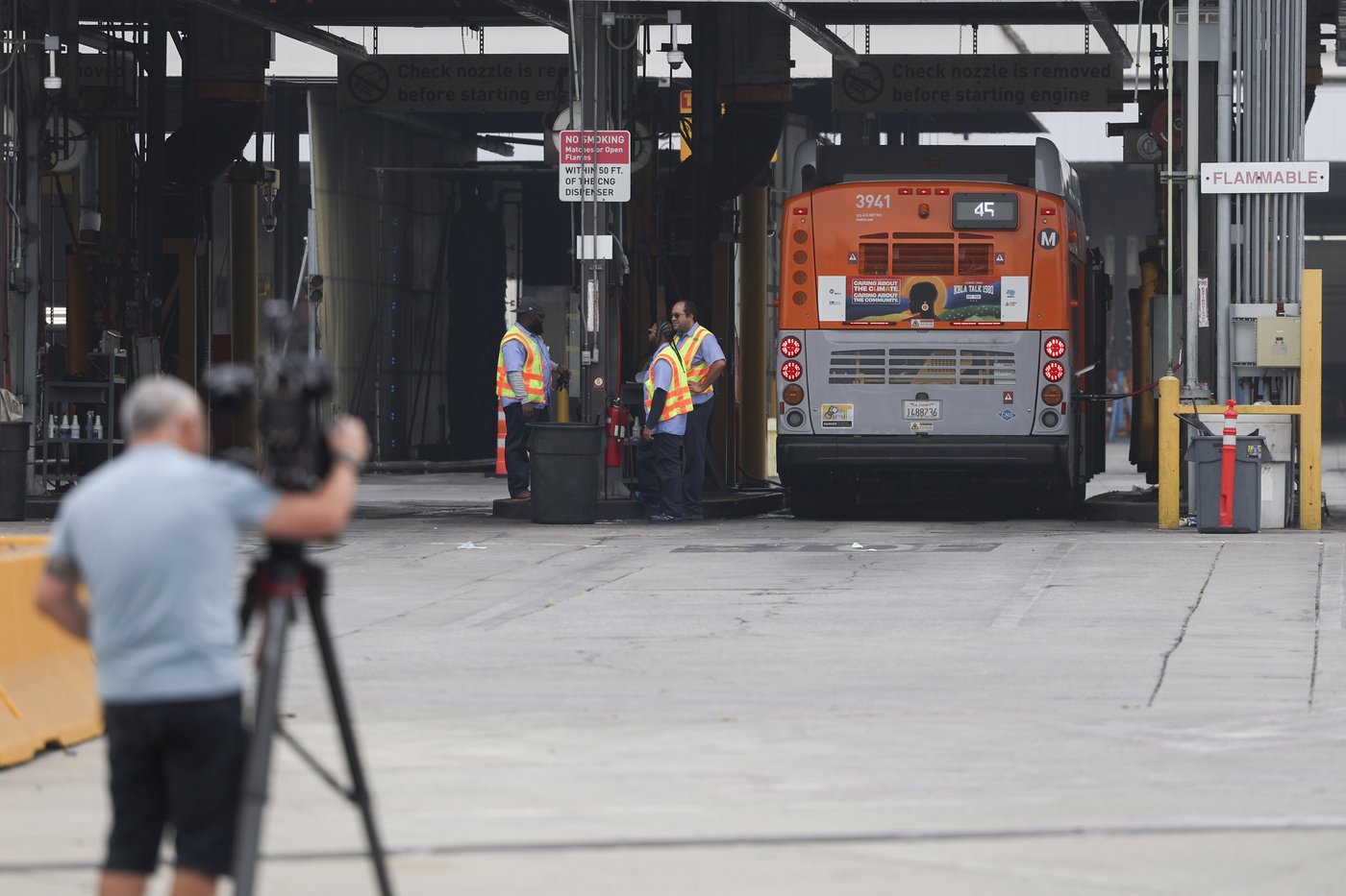 Passenger killed when gunman hijacks Los Angeles bus and leads police on downtown chase | iNFOnews.ca Passenger killed when gunman hijacks Los Angeles bus and leads police on downtown chase | iNFOnews.ca