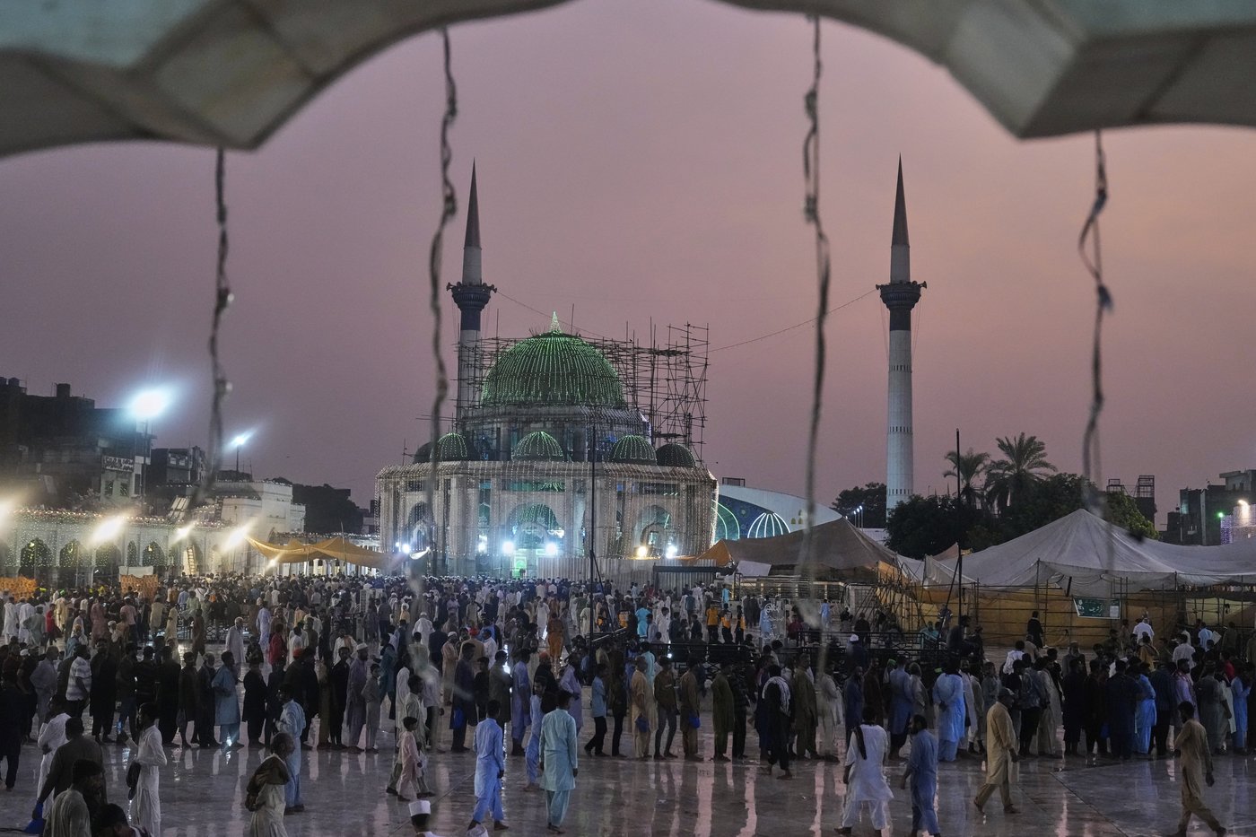 Photos of Pakistan honoring a Sufi saint with drumming, dancing, and bright lights | iNFOnews.ca