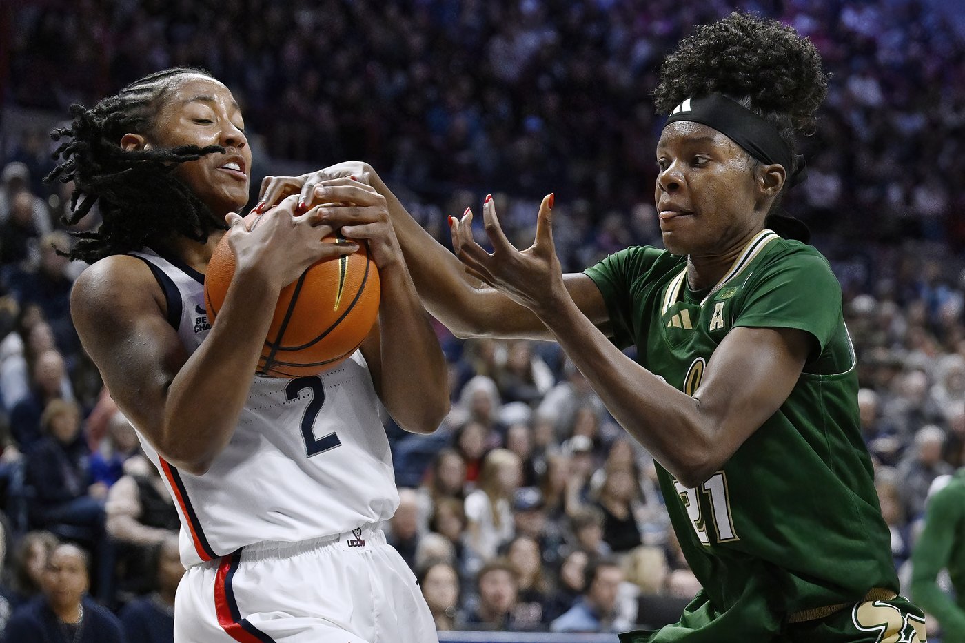 No. 2 UConn cruises past South Florida as Geno Auriemma pulls within a victory of NCAA record | iNFOnews.ca No. 2 UConn cruises past South Florida as Geno Auriemma pulls within a victory of NCAA record | iNFOnews.ca