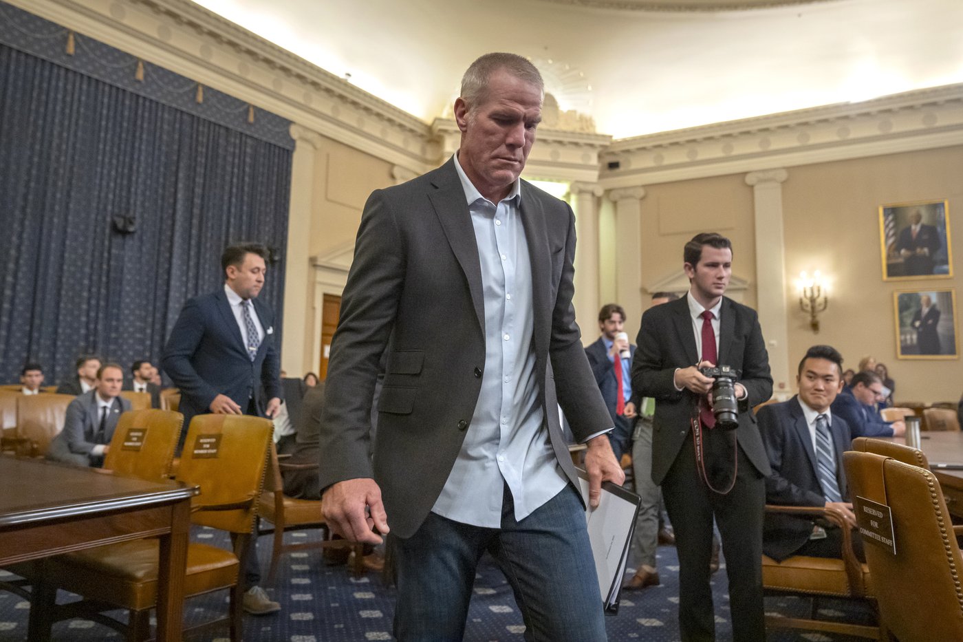 Retired NFL quarterback Brett Favre says he has Parkinson's disease | iNFOnews.ca