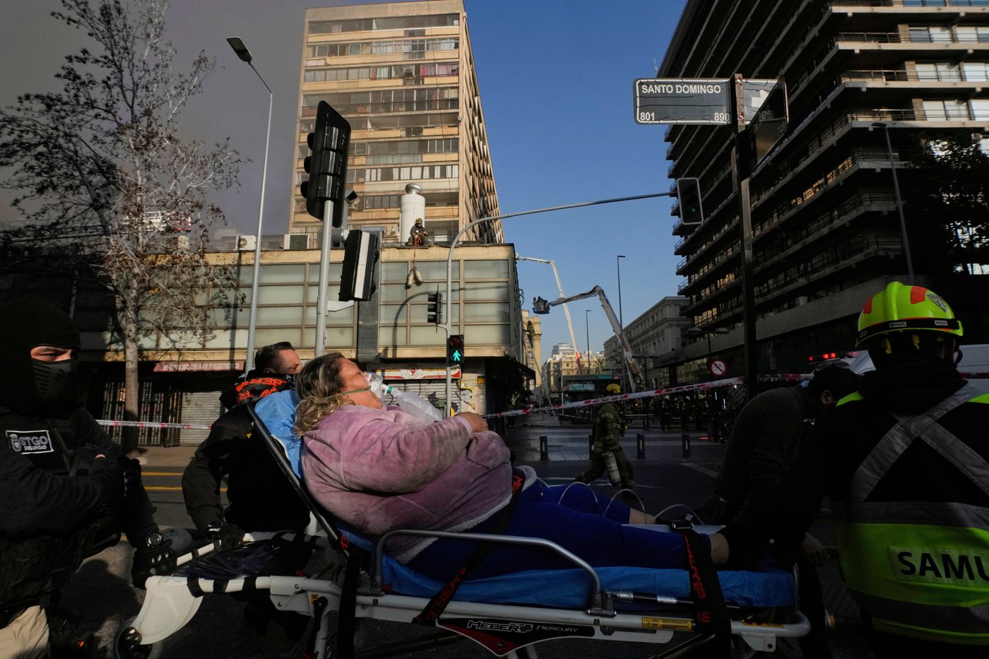 Firefighters rescue dozens from burning high rise in Santiago | iNFOnews.ca