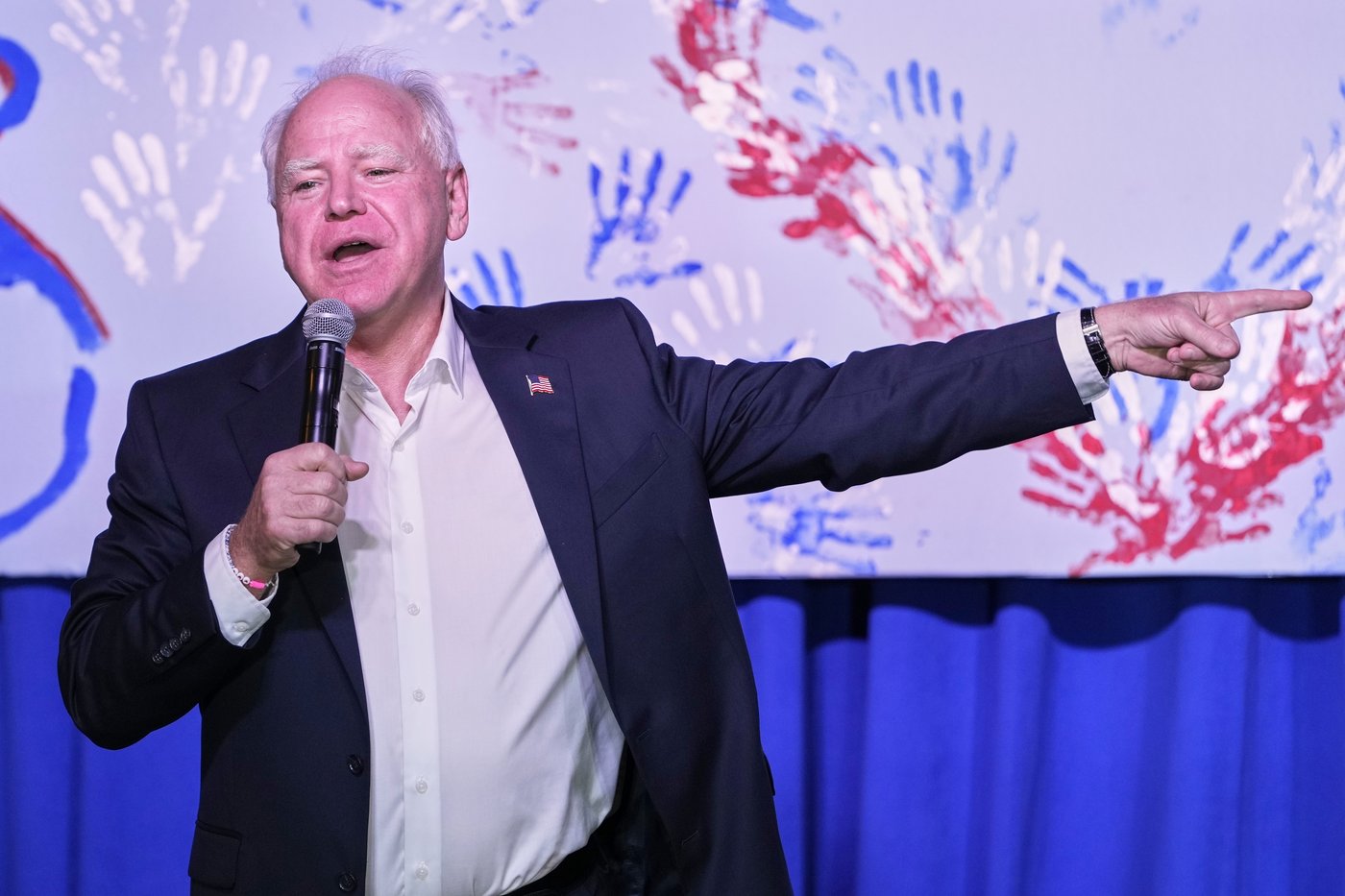 Walz misleadingly claims to have been in Hong Kong during period tied to Tiananmen Square massacre | iNFOnews.ca Walz misleadingly claims to have been in Hong Kong during period tied to Tiananmen Square massacre | iNFOnews.ca