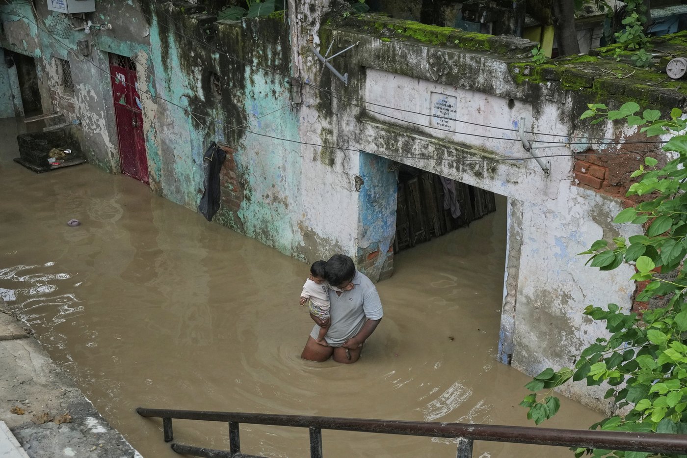 Photos of New Delhi residents on the swollen banks of the Yamuna River | iNFOnews.ca