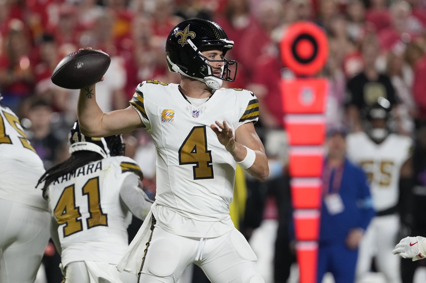 Saints quarterback Derek Carr leaves with oblique injury in another losing night against the Chiefs | iNFOnews.ca Saints quarterback Derek Carr leaves with oblique injury in another losing night against the Chiefs | iNFOnews.ca