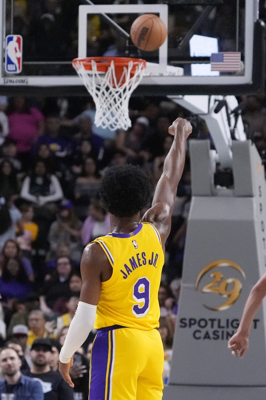 Bronny James begins his Lakers career with a preseason debut. LeBron won't join until the next game | iNFOnews.ca Bronny James begins his Lakers career with a preseason debut. LeBron won't join until the next game | iNFOnews.ca