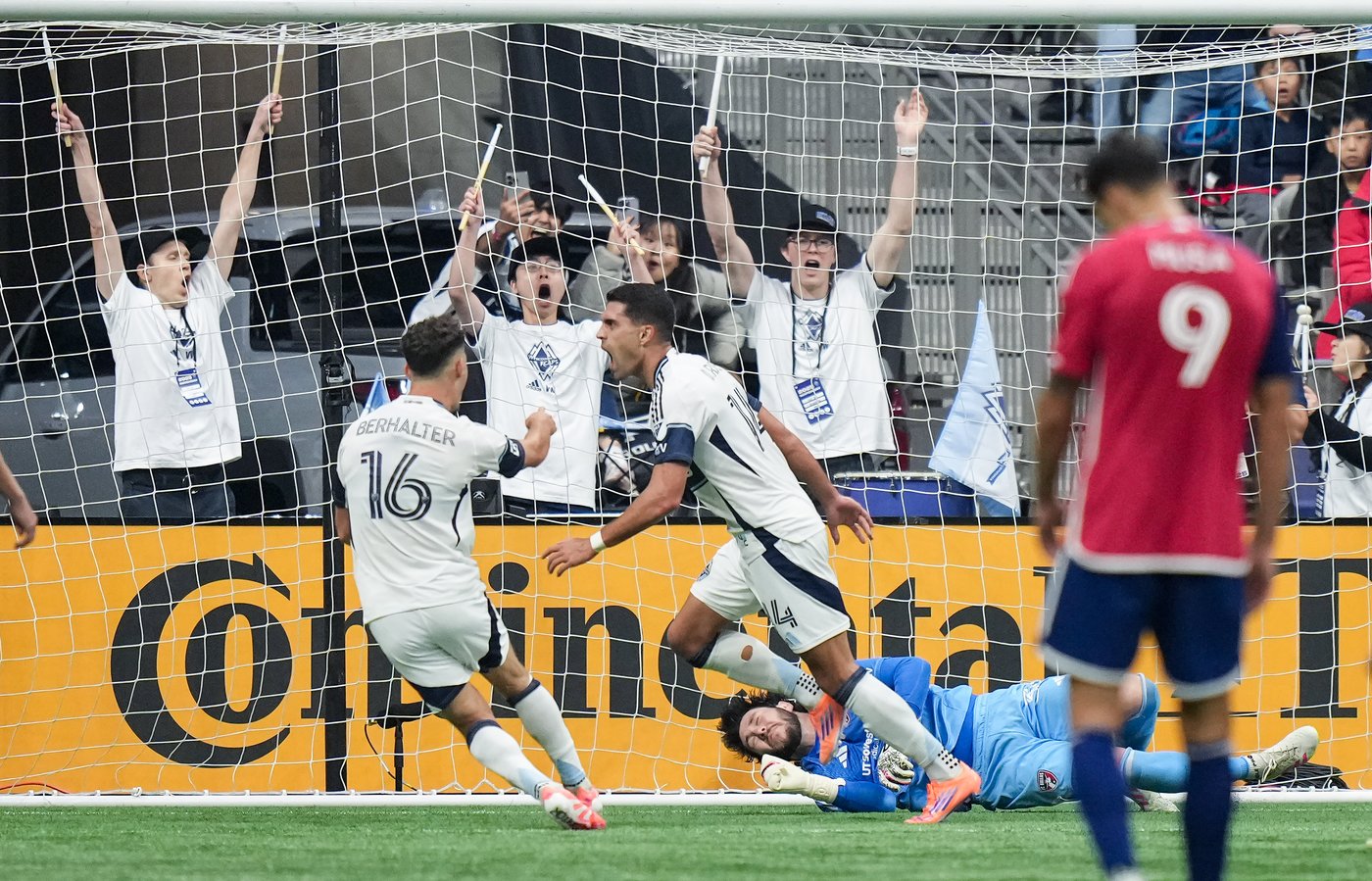 Muller scores, Vancouver Whitecaps open MLS playoffs with 3-0 victory over FC Dallas | iNFOnews.ca
