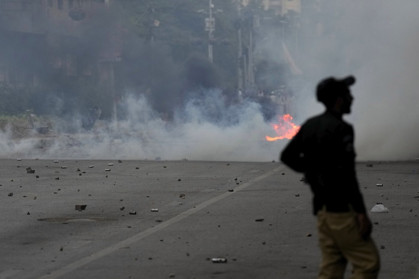 Pakistani police fire tear gas and charge protesters in Karachi | iNFOnews.ca Pakistani police fire tear gas and charge protesters in Karachi | iNFOnews.ca