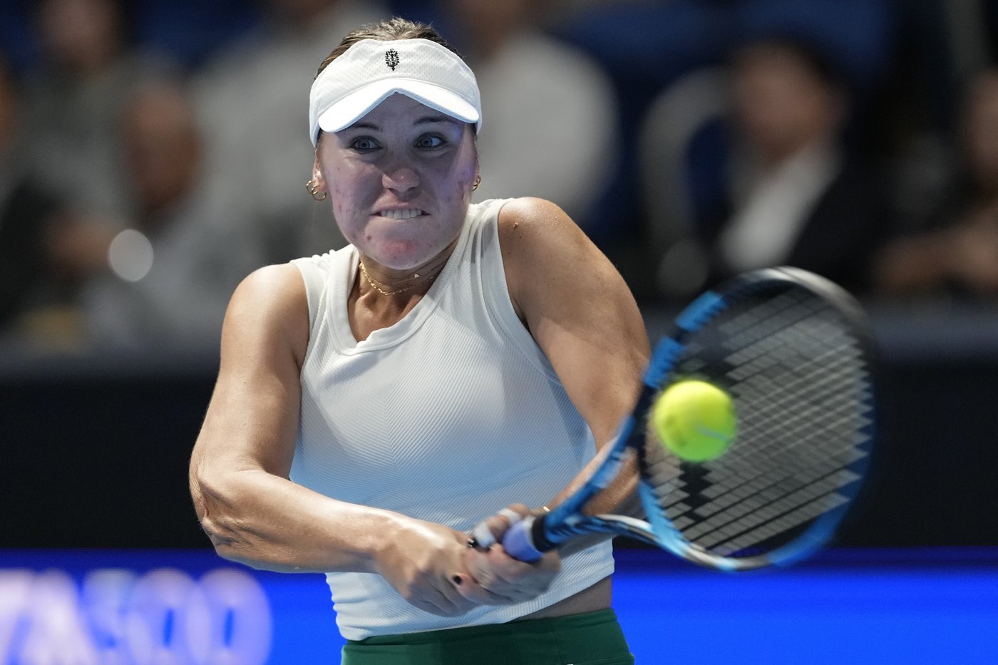 Zheng Qinwen defeats wild card Sofia Kenin to win in Tokyo and clinch WTA Finals berth | iNFOnews.ca