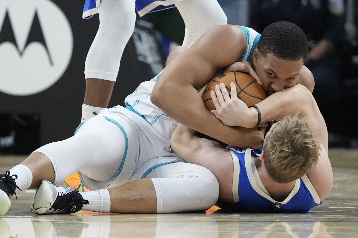 Hornets' Grant Williams injures right knee late in 4th quarter in loss at Milwaukee | iNFOnews.ca Hornets' Grant Williams injures right knee late in 4th quarter in loss at Milwaukee | iNFOnews.ca