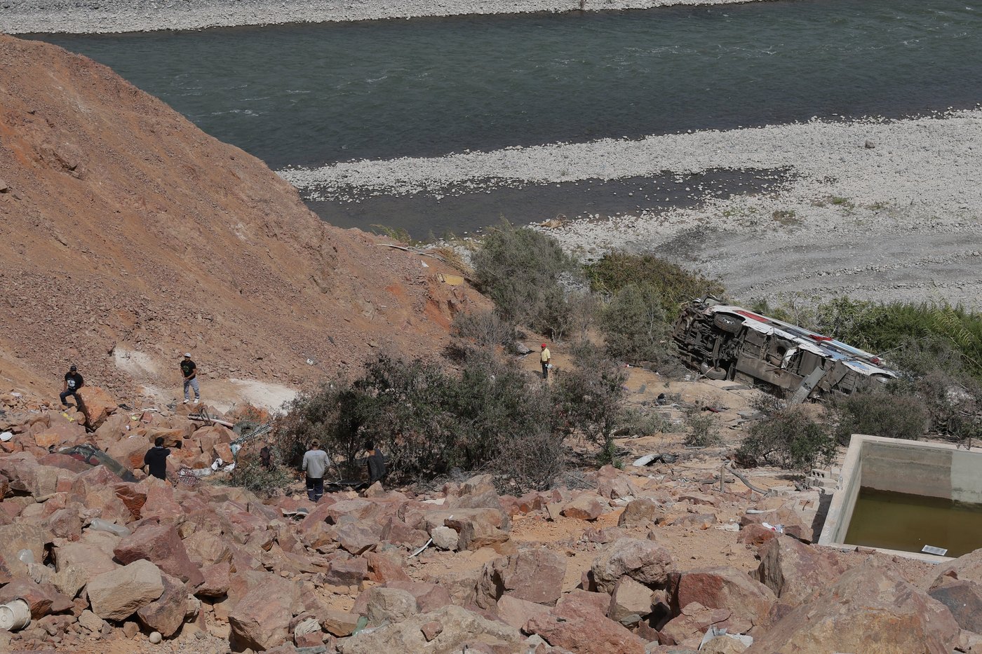 Passenger bus plunges into a ravine in southern Peru killing at least 37 | iNFOnews.ca Passenger bus plunges into a ravine in southern Peru killing at least 37 | iNFOnews.ca