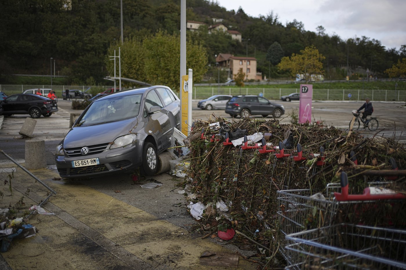 Two days of torrential rain bring major flooding to central France | iNFOnews.ca Two days of torrential rain bring major flooding to central France | iNFOnews.ca