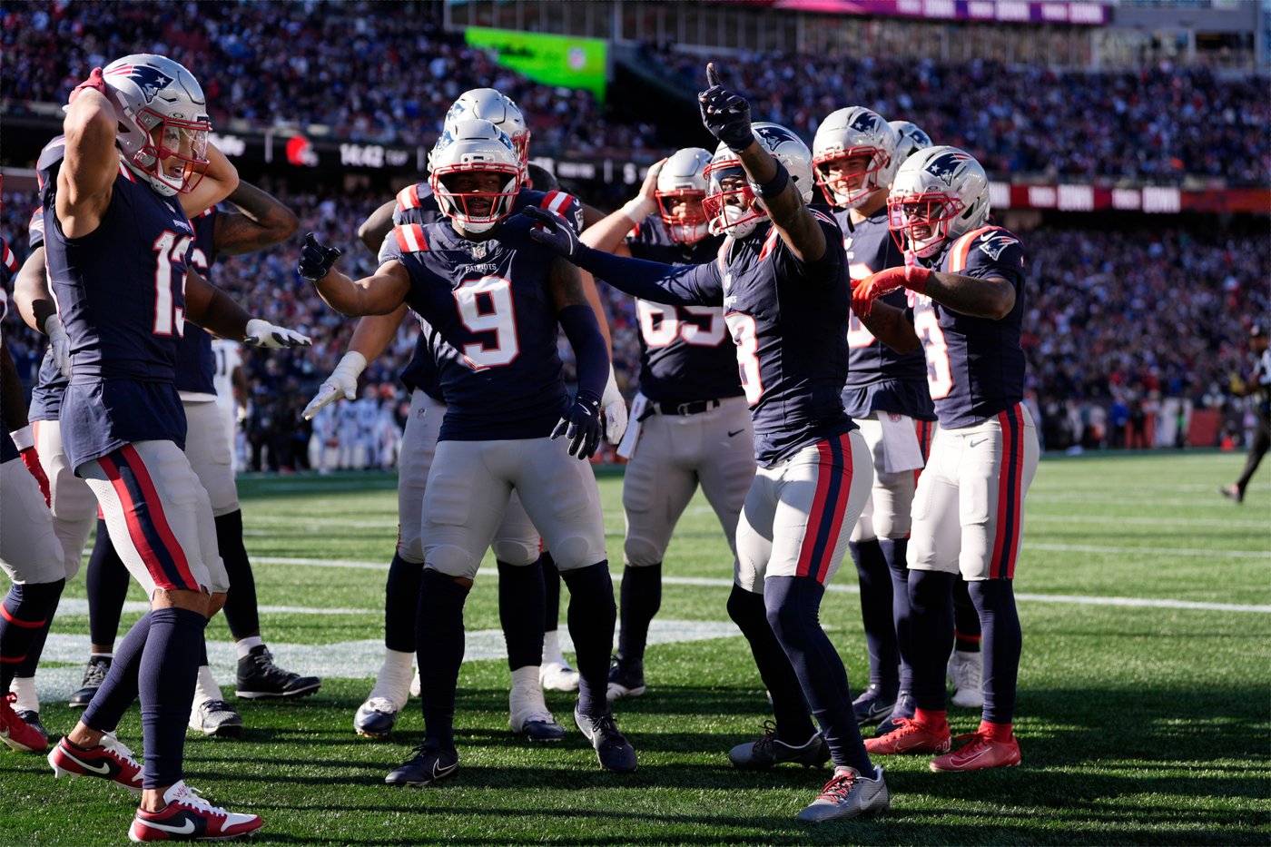 Drake Maye throws 3 TDs as Patriots overcome Myles Garrett's 5-sack game in 32-13 win over Browns | iNFOnews.ca