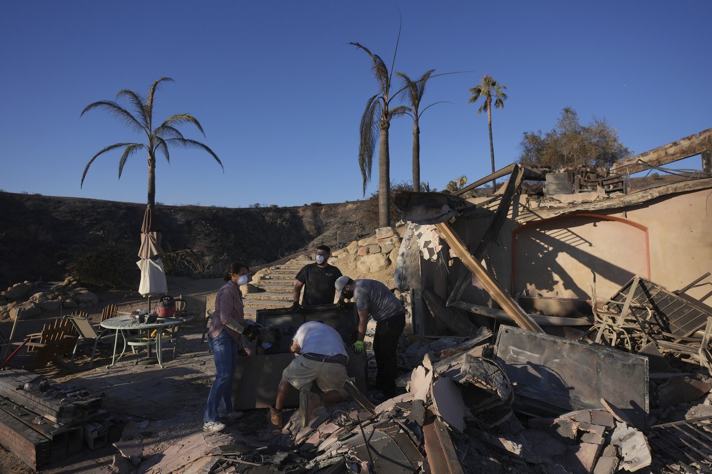 Southern California firefighters gain ground over wildfire thanks to decreased winds | iNFOnews.ca Southern California firefighters gain ground over wildfire thanks to decreased winds | iNFOnews.ca
