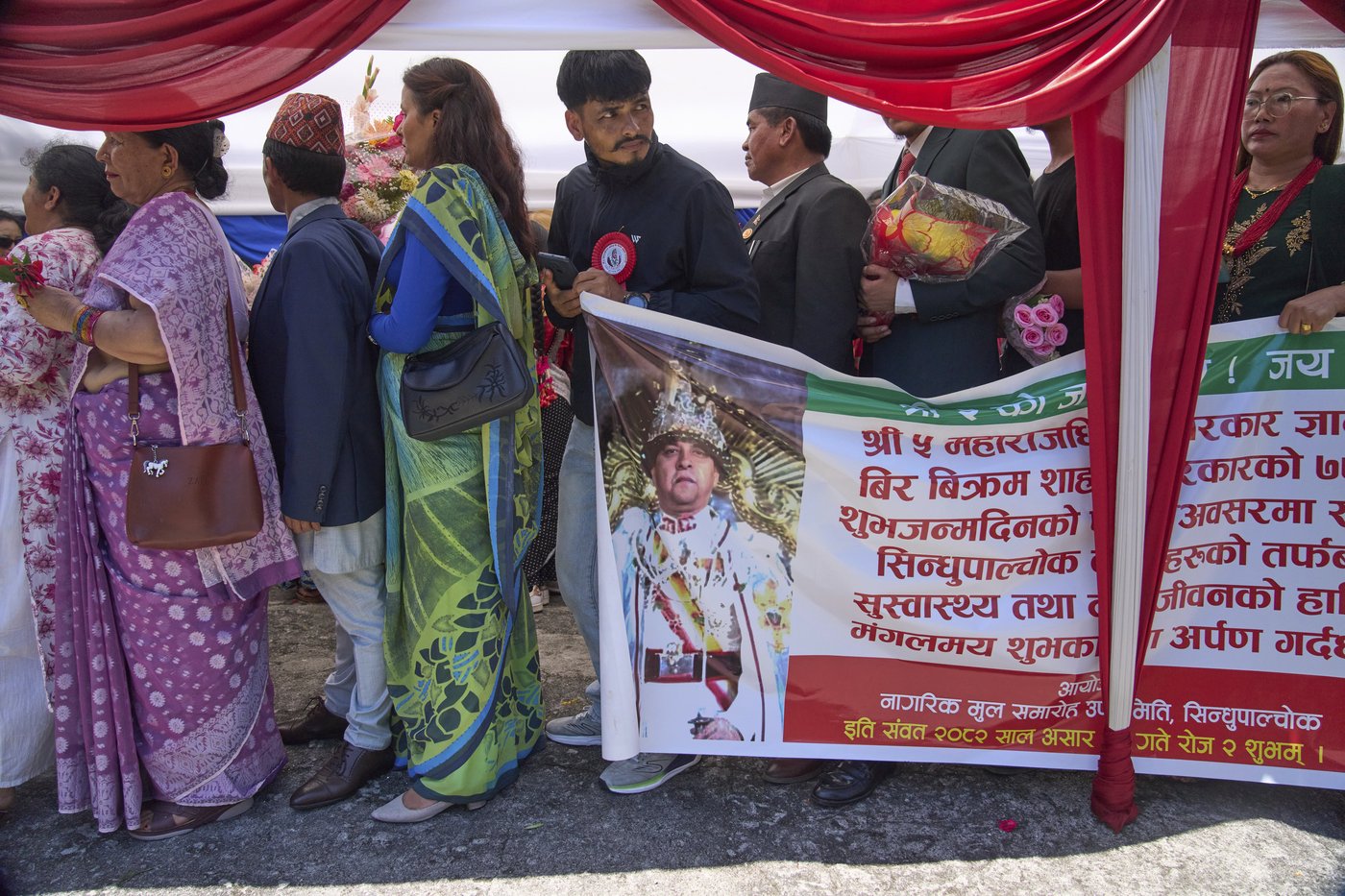 Hundreds greet Nepal's ex-king on his birthday as support for the ousted monarch grows | iNFOnews.ca