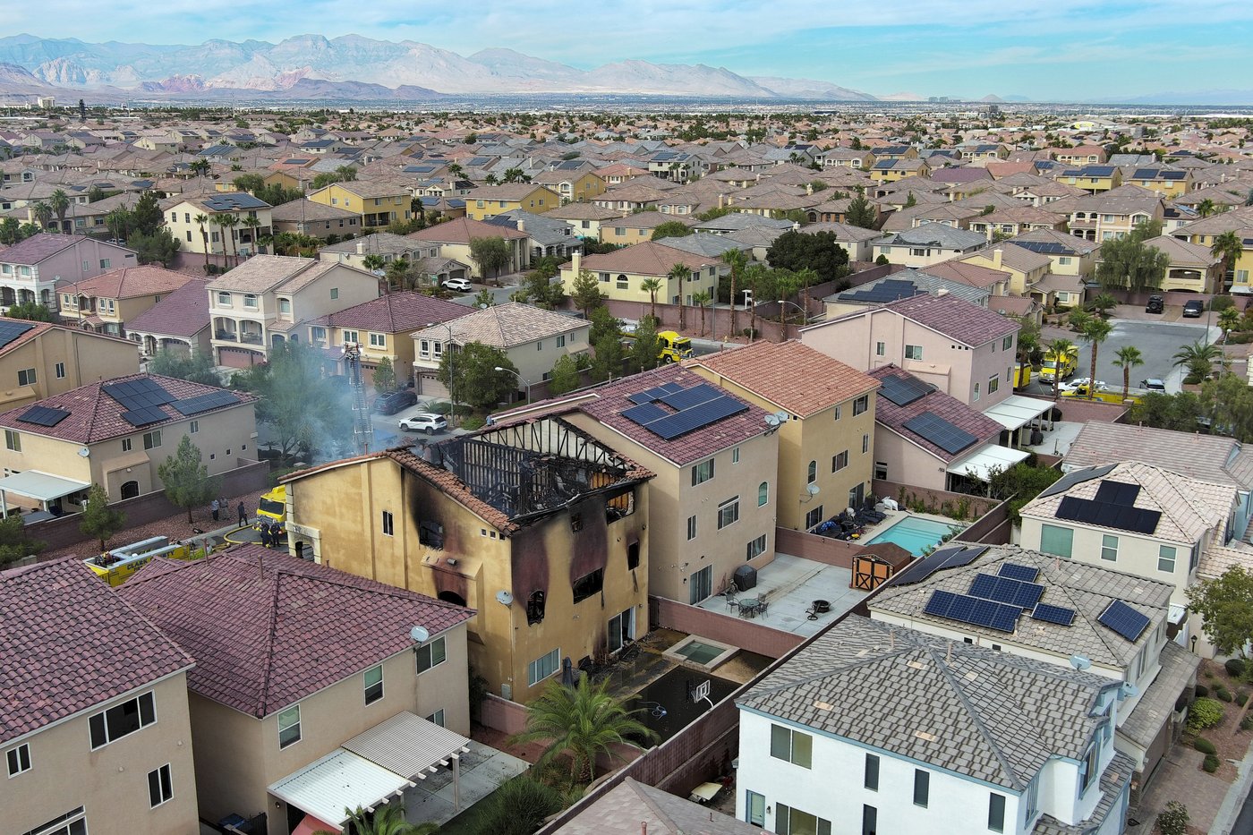 Mom and child jumped from a window to escape a Las Vegas fire that killed 2 children and 2 adults | iNFOnews.ca