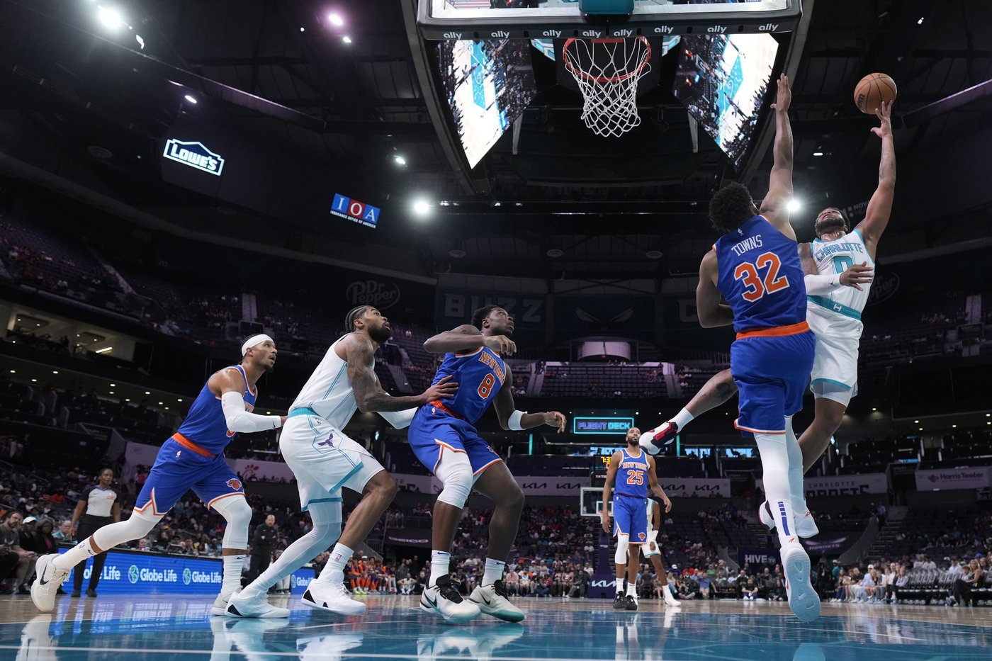 Karl-Anthony Towns scores 10 points in abbreviated preseason debut with New York Knicks | iNFOnews.ca Karl-Anthony Towns scores 10 points in abbreviated preseason debut with New York Knicks | iNFOnews.ca