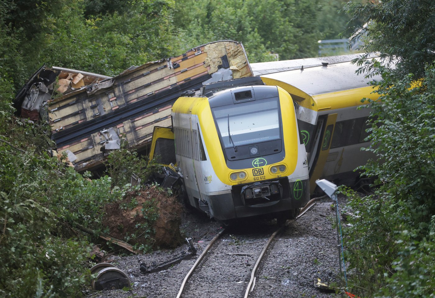 Train derailment that killed 3 in Germany apparently was caused by landslide | iNFOnews.ca Train derailment that killed 3 in Germany apparently was caused by landslide | iNFOnews.ca