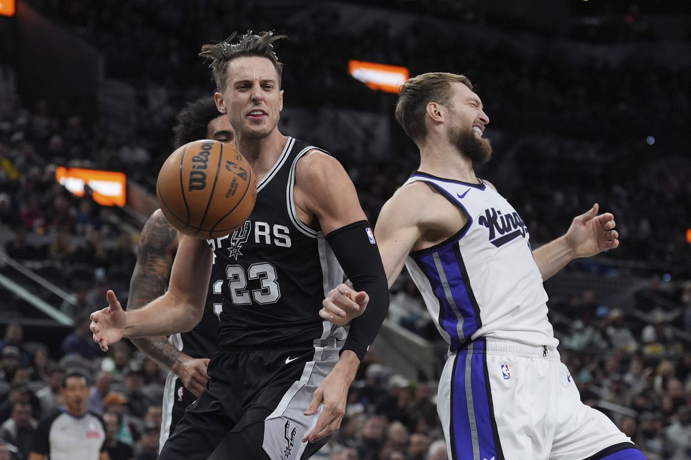 Spurs' Zach Collins fined $35,000 by NBA for obscene gesture after ejection | iNFOnews.ca