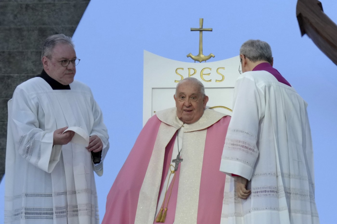 Pope Francis makes 1st papal visit to France's Corsica awash in expressions of popular piety | iNFOnews.ca