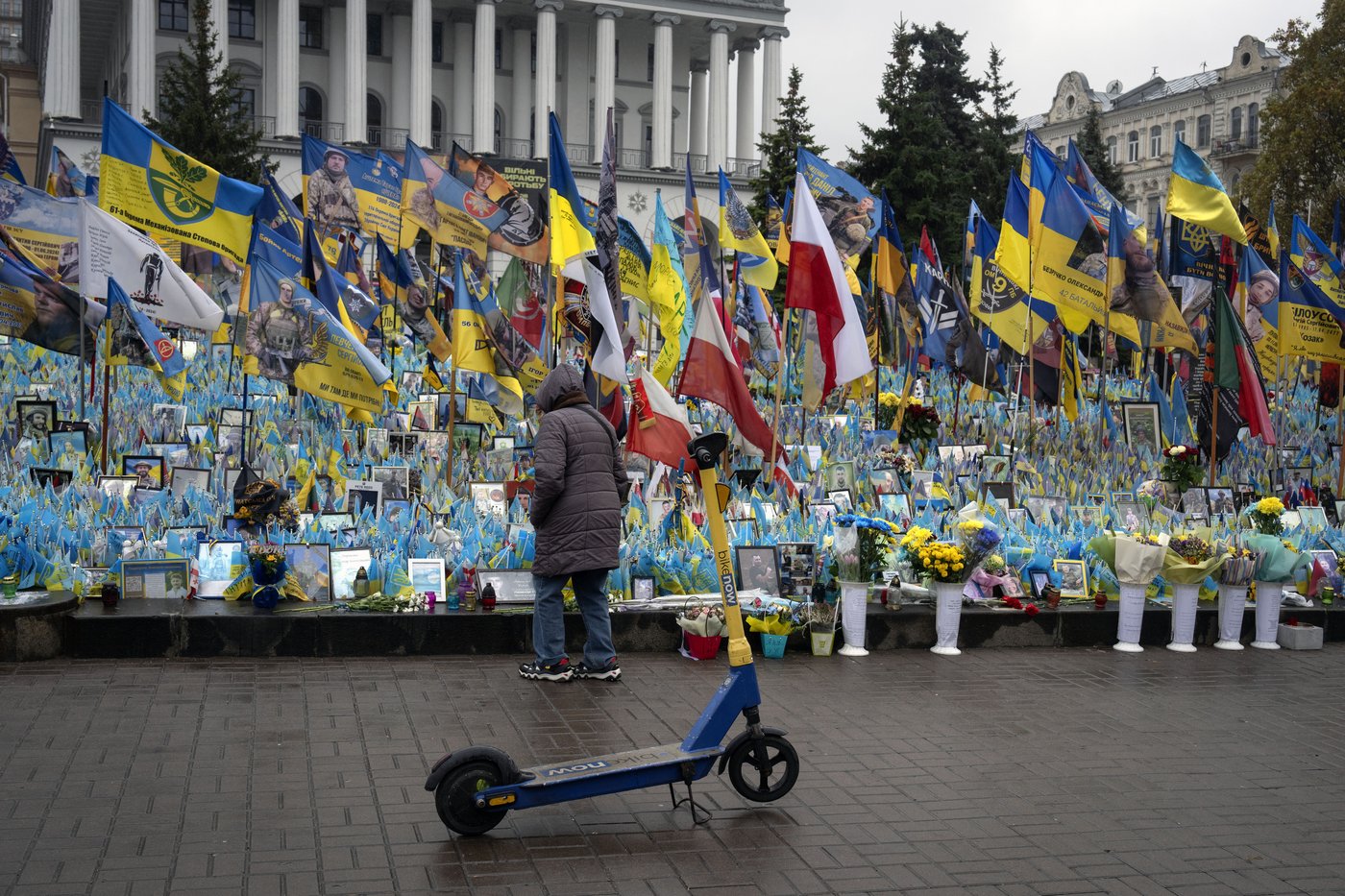 A makeshift memorial grows in Ukraine’s capital after 1,000 days of war | iNFOnews.ca