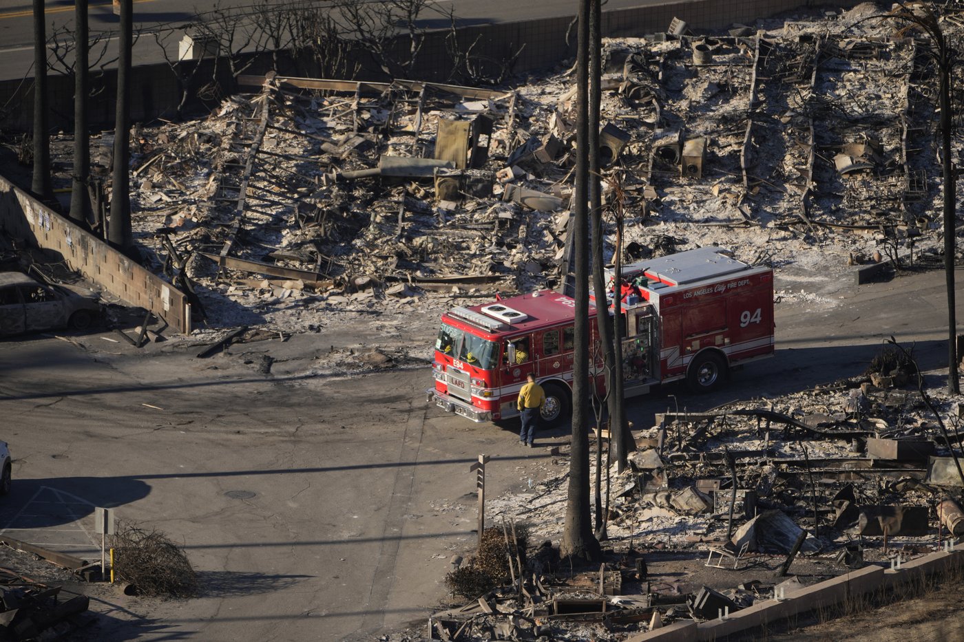Ash and other dangers mean LA area residents who fled fires a week ago won't be going home soon | iNFOnews.ca Ash and other dangers mean LA area residents who fled fires a week ago won't be going home soon | iNFOnews.ca