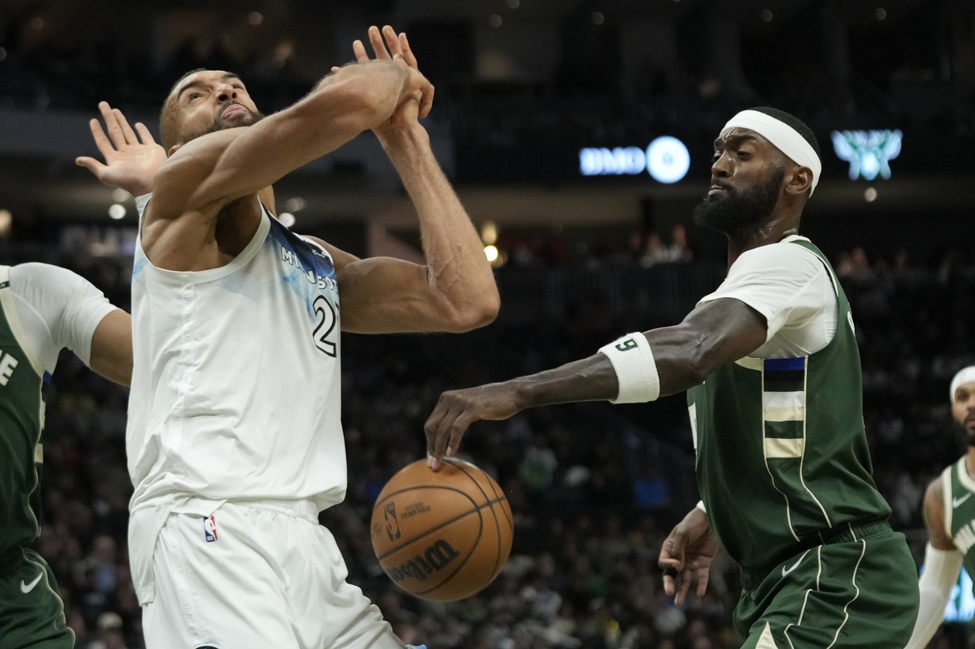 Timberwolves watch their playoff position tumble after blowing huge lead in 4th quarter | iNFOnews.ca